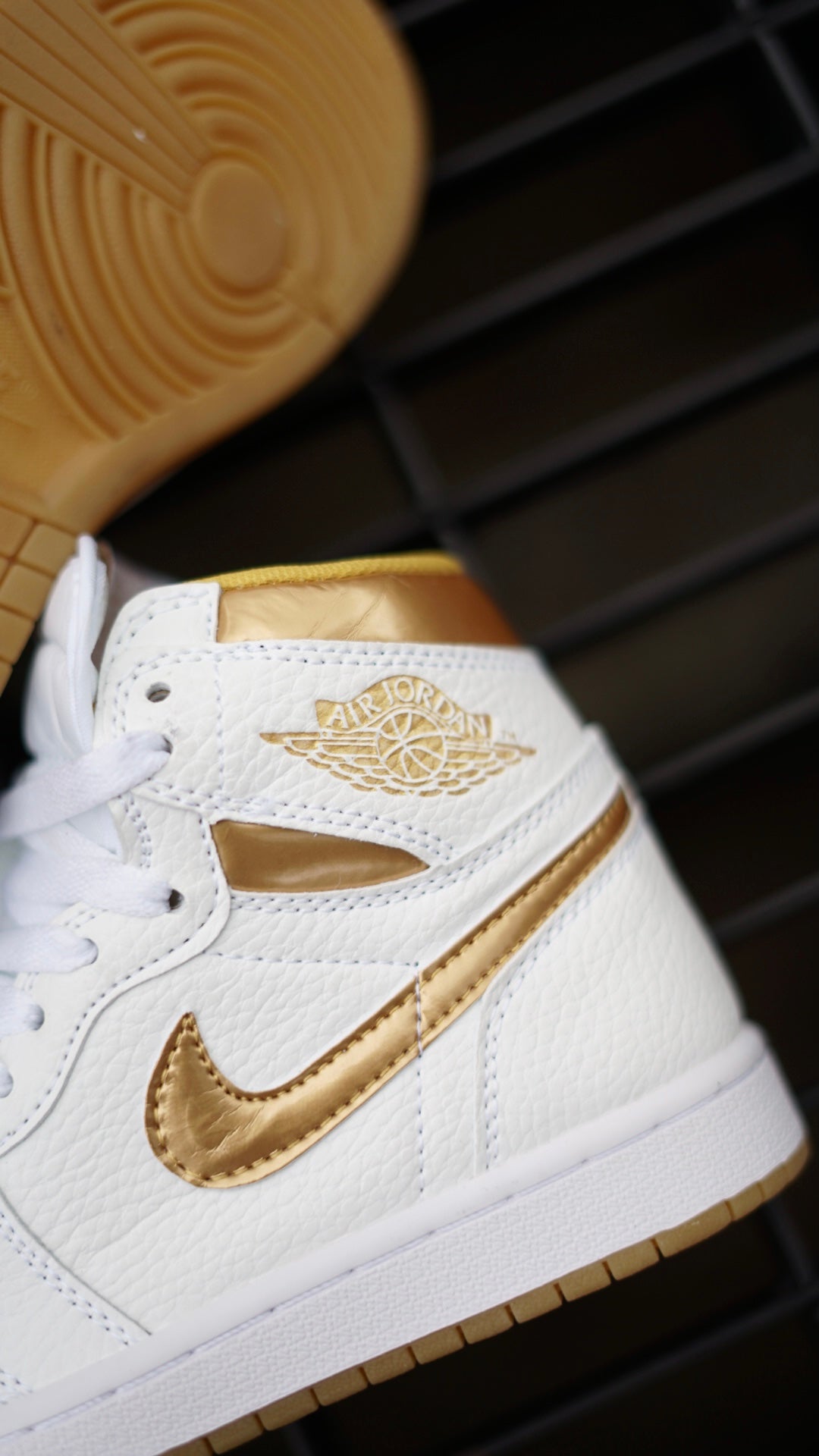 Air Jordan Retro 1 High Blanco-Dorado
