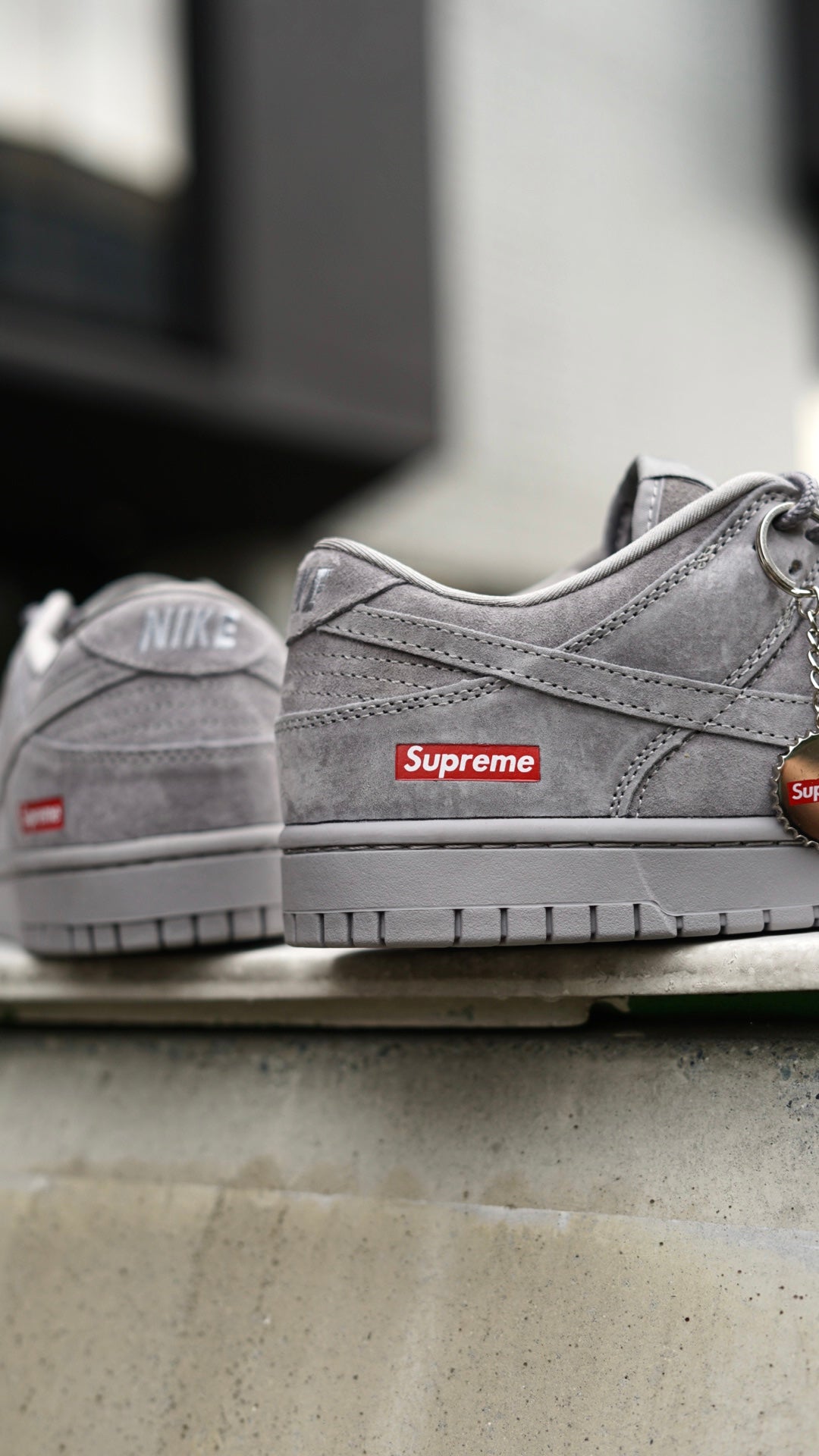 Nike sb dunk low supreme gris
