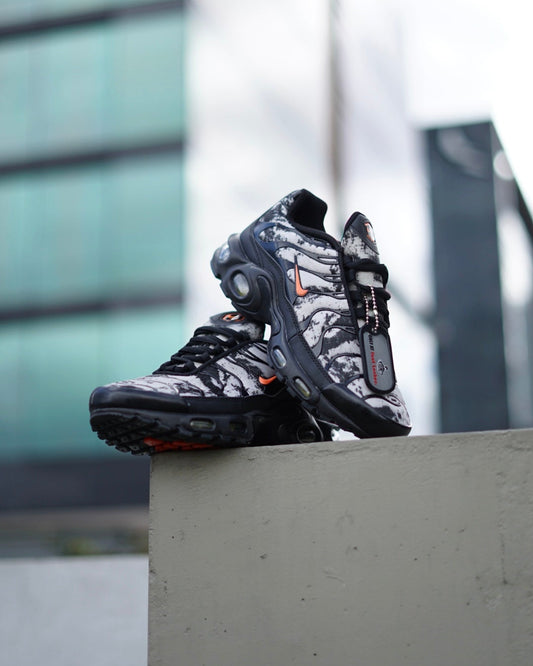 Air Max Plus Tn Negro-Naranja