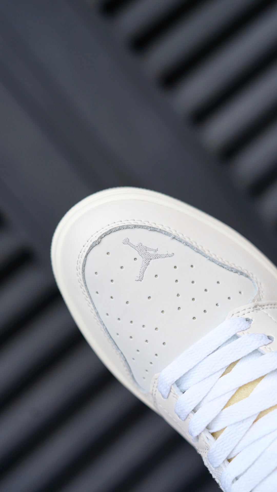 Jordan R1 beige