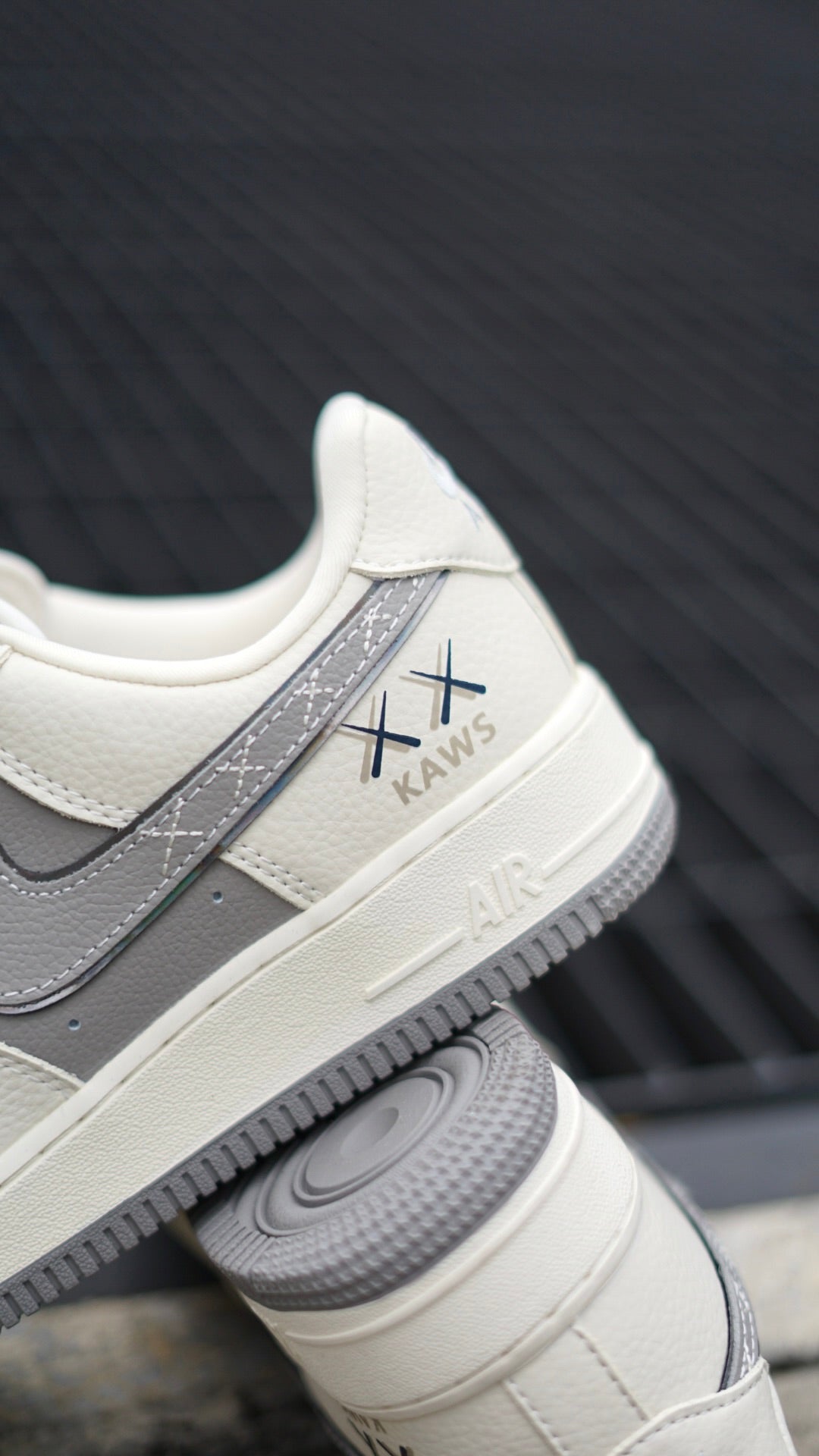 Nike air force 1 kaws gris