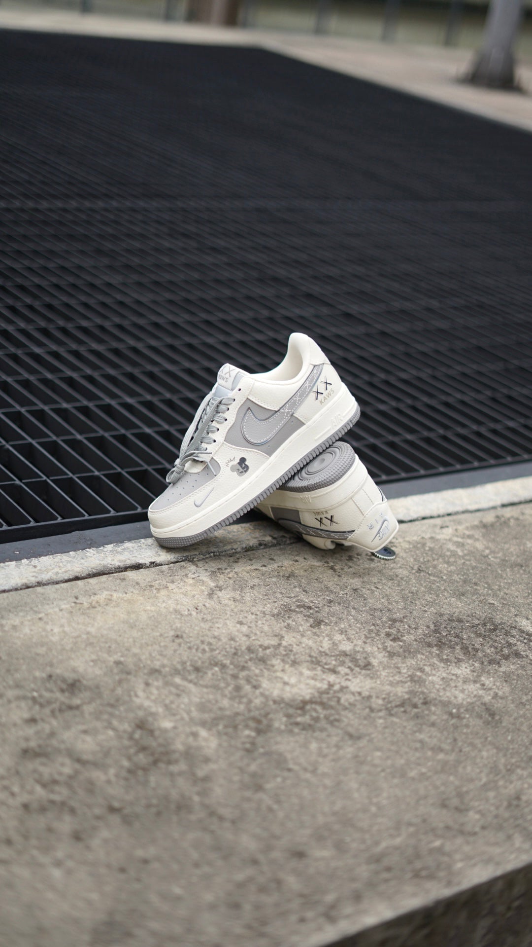 Nike air force 1 kaws gris