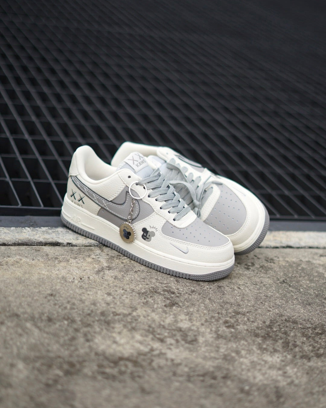 Nike air force 1 kaws gris