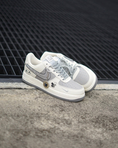 Nike air force 1 kaws gris