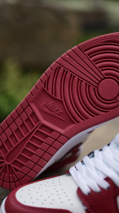 Air Jordan Retro 1 High OG Vino Tinto