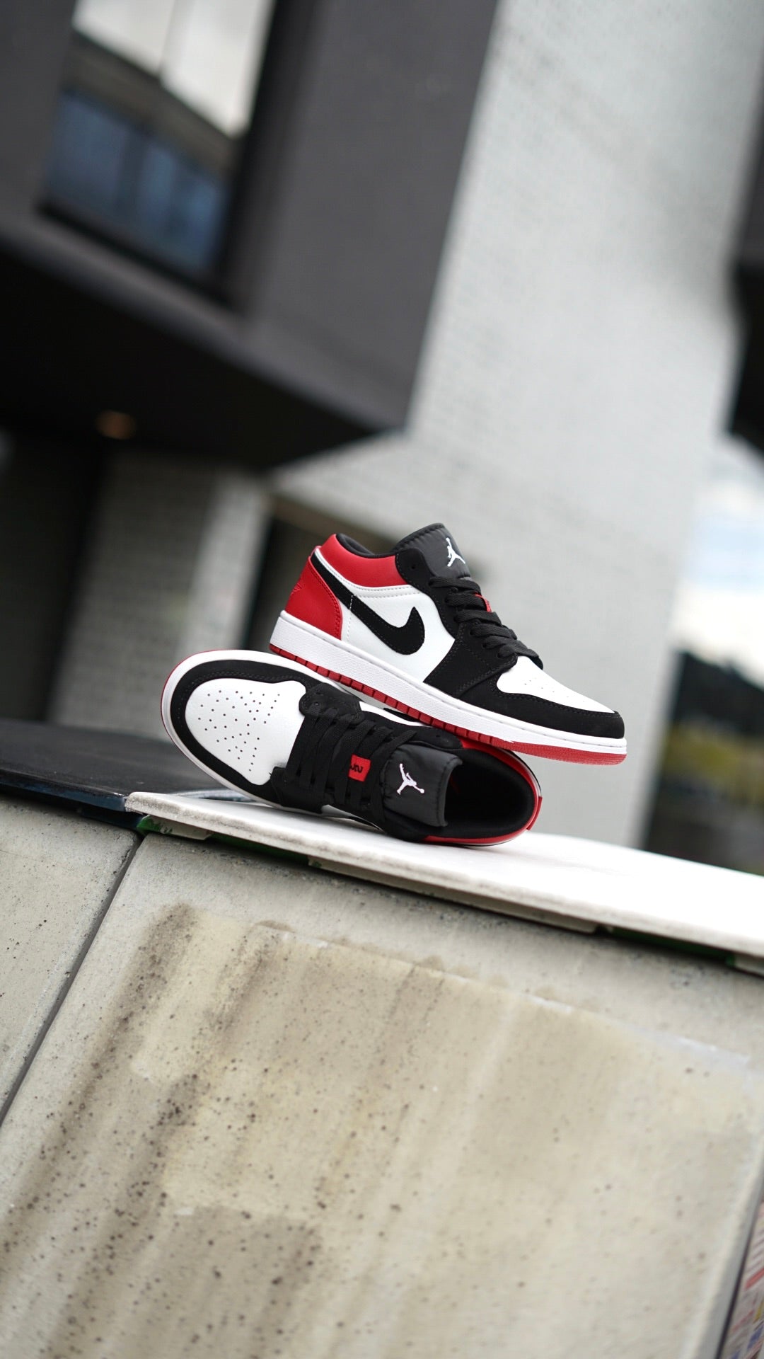 Jordan R1 low roja con blanco y negro