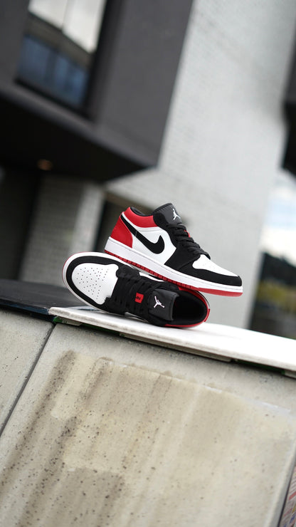 Jordan R1 low roja con blanco y negro