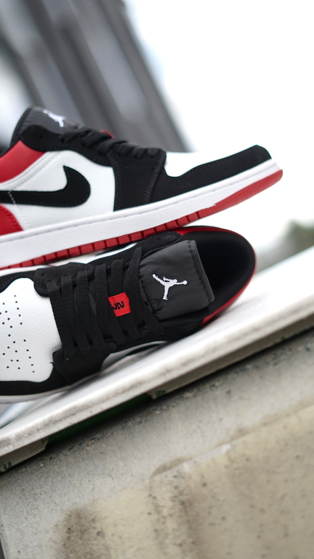 Jordan R1 low roja con blanco y negro