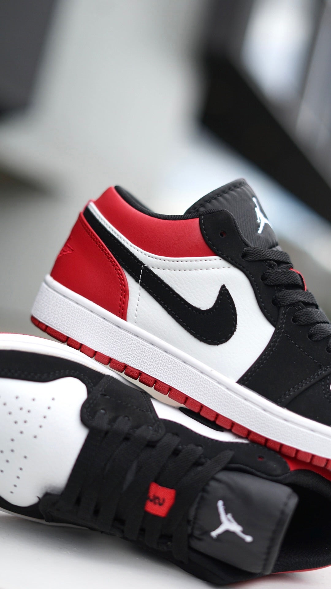 Jordan R1 low roja con blanco y negro