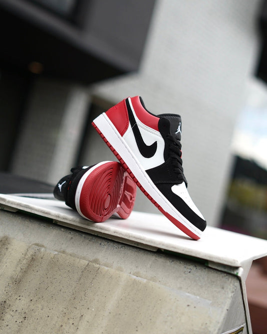 Jordan R1 low roja con blanco y negro