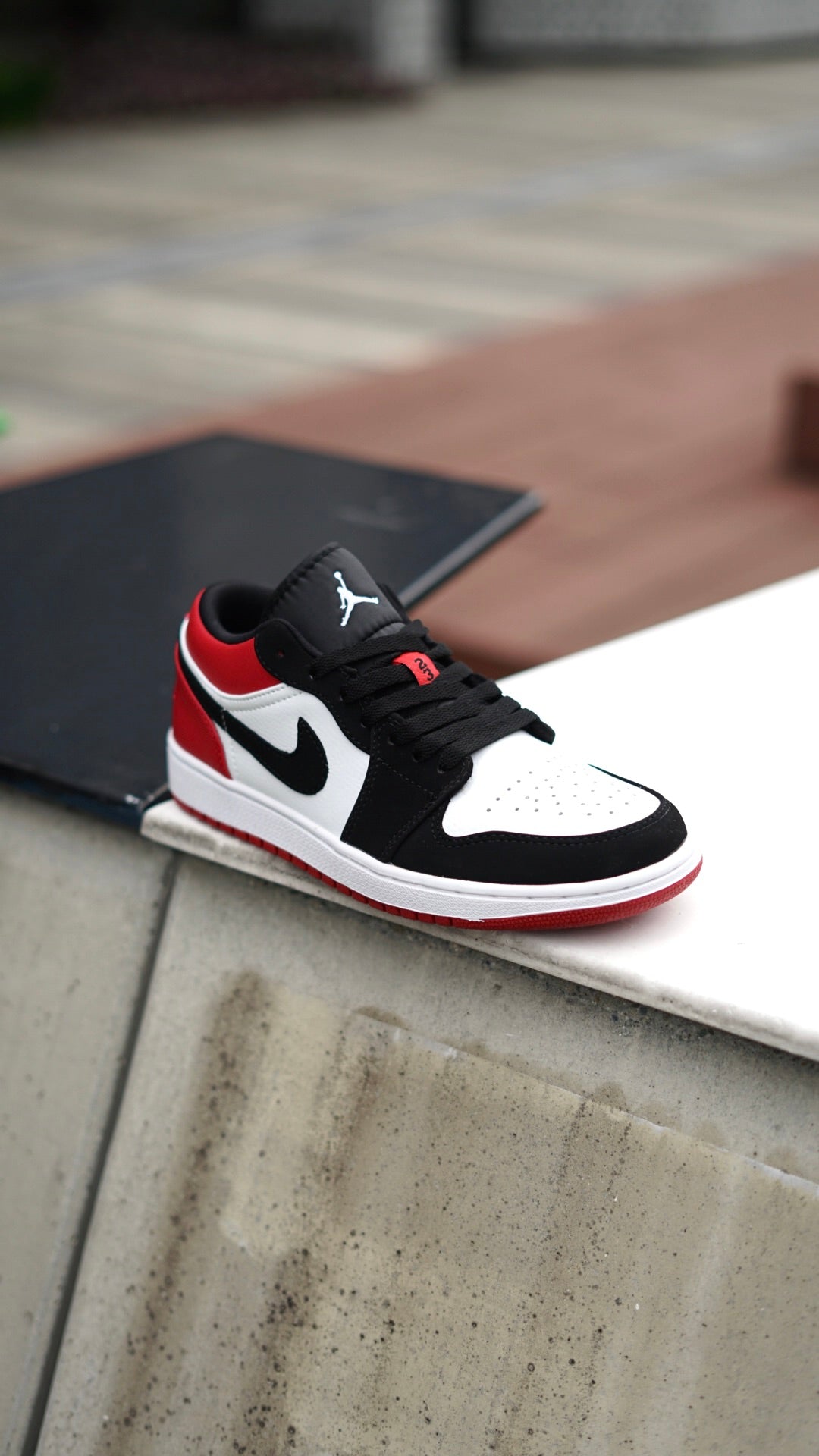 Jordan R1 low roja con blanco y negro