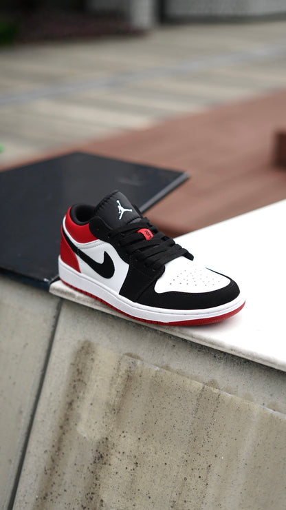 Jordan R1 low roja con blanco y negro