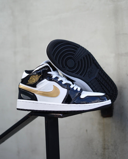 Air Jordan Retro 1 Mid SE Patent Negro-Dorado