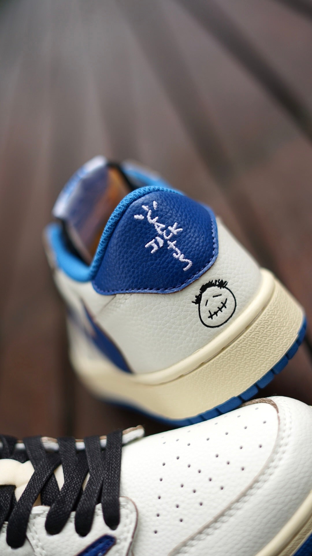Jordan R1 low travis scott blanco con azul