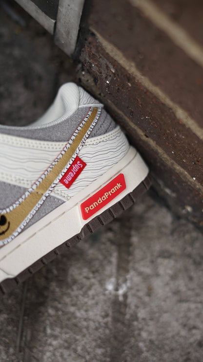 Nike sb dunk low supreme world famous