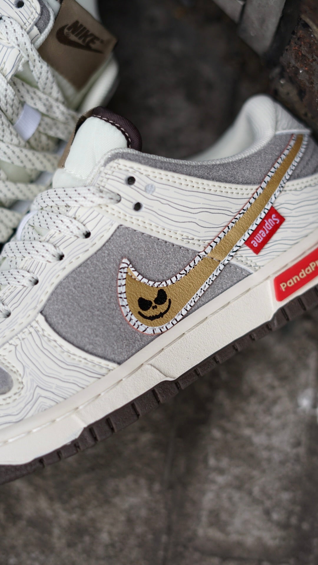 Nike sb dunk low supreme world famous