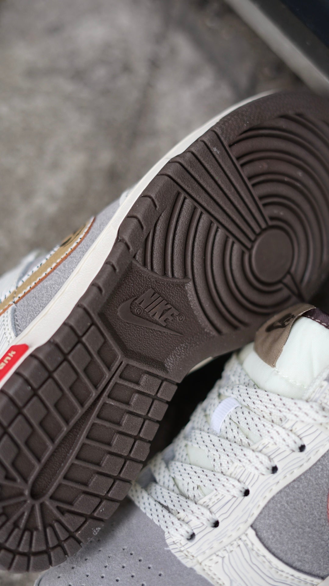 Nike sb dunk low supreme world famous