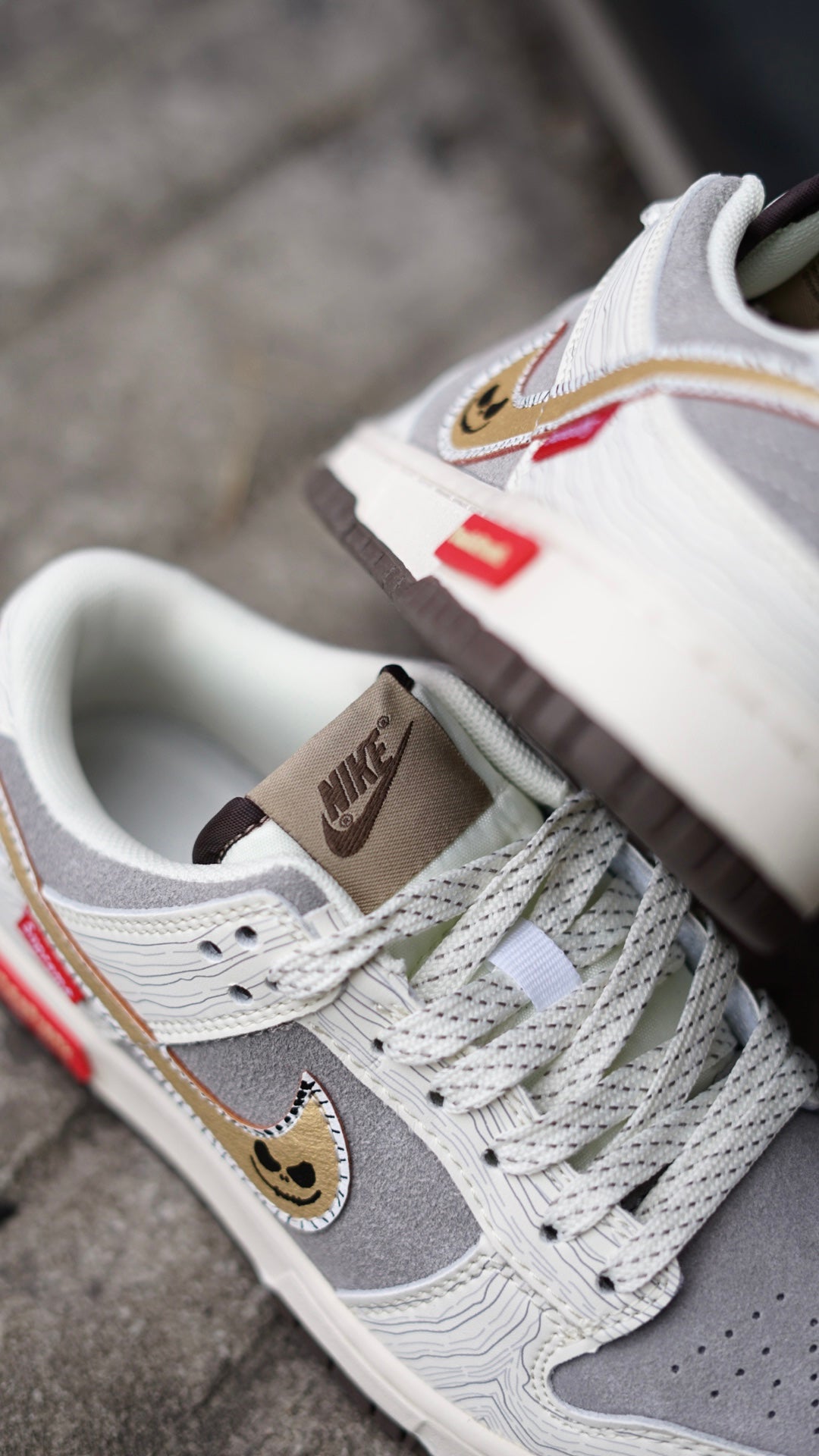 Nike sb dunk low supreme world famous