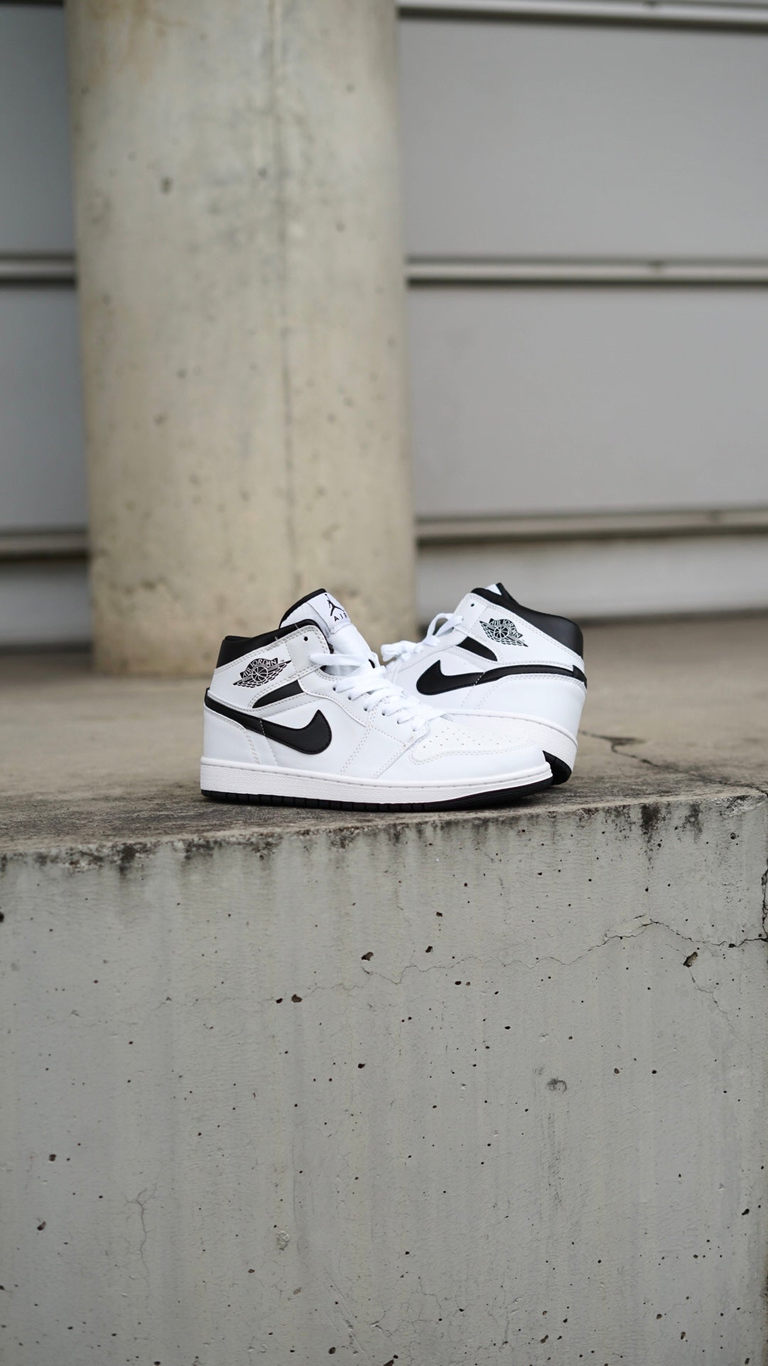 Jordan R1 mid blanco negro