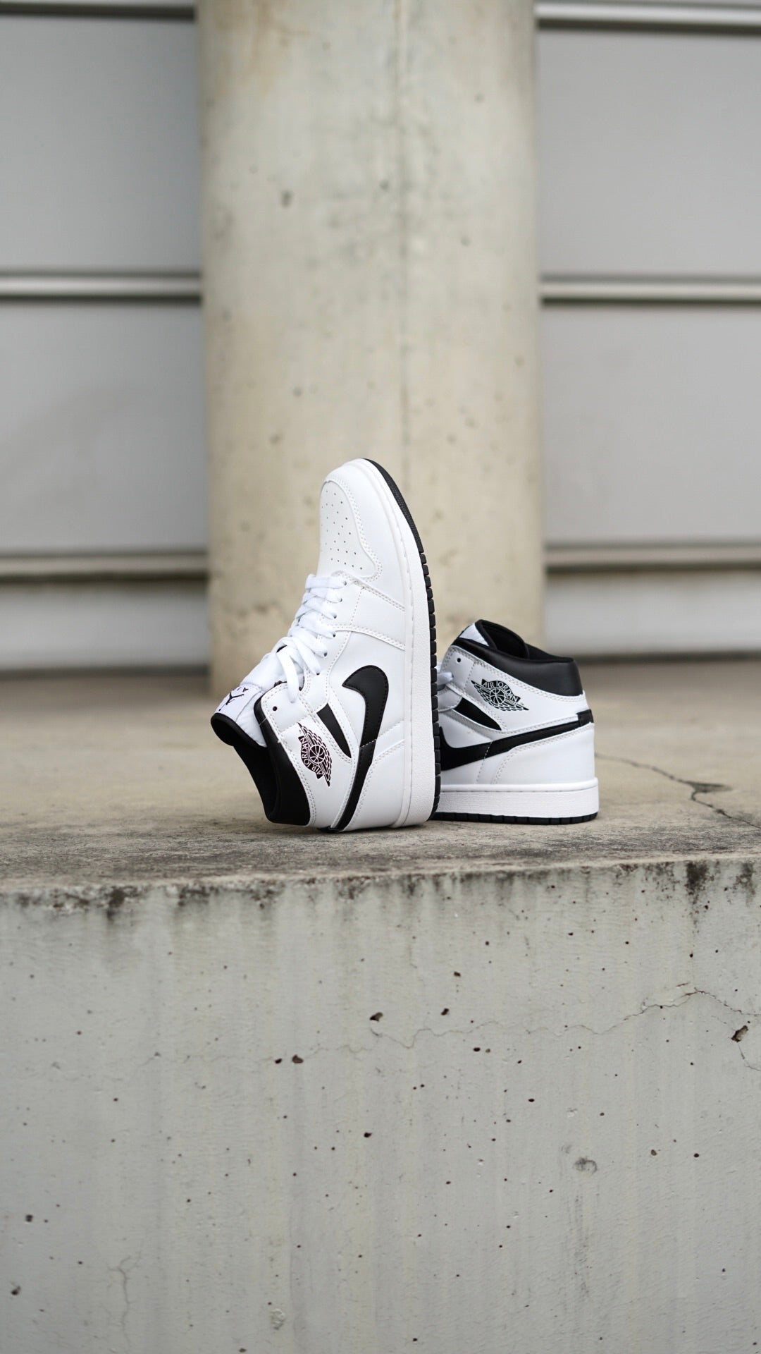 Jordan R1 mid blanco negro