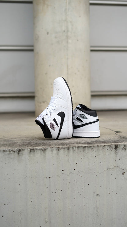 Jordan R1 mid blanco negro