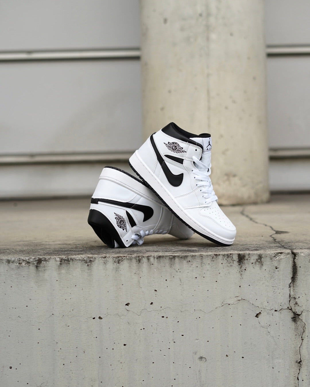 Jordan R1 mid blanco negro