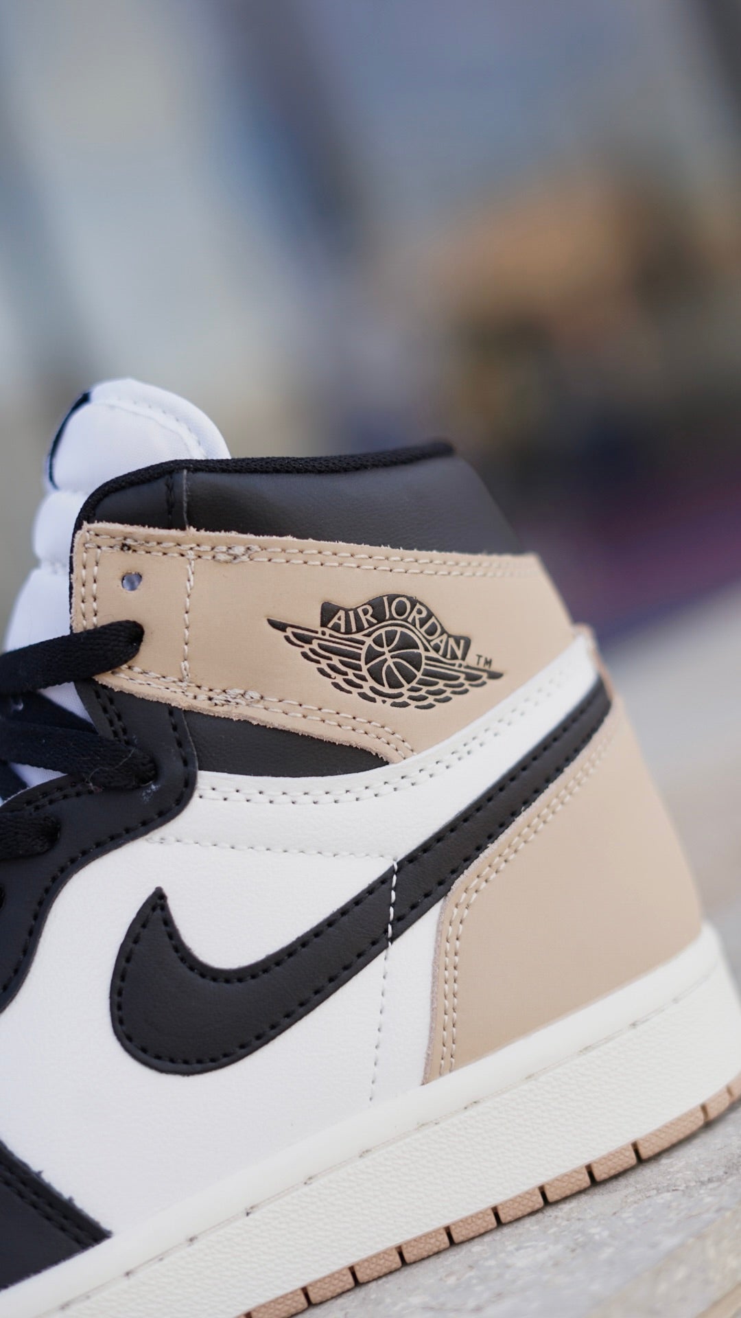 Jordan R1 negra beige
