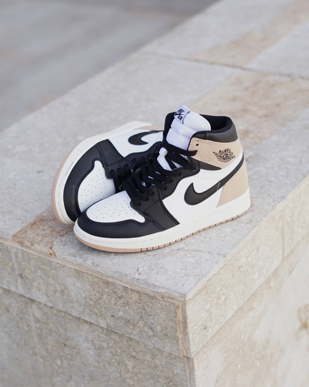Jordan R1 negra beige