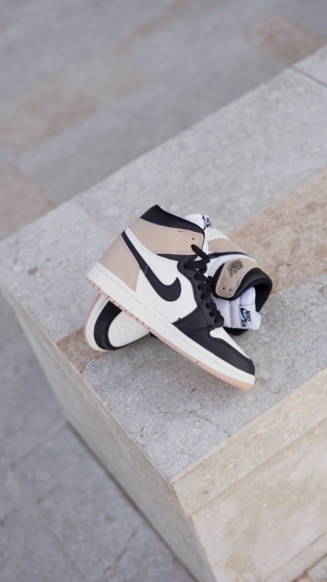 Jordan R1 negra beige