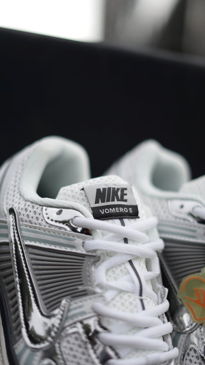 Zoom Vomero 5 Plateado