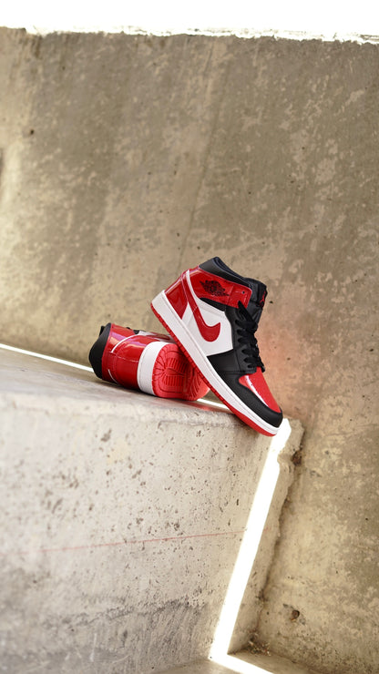Jordan R1 negra con rojo en charol