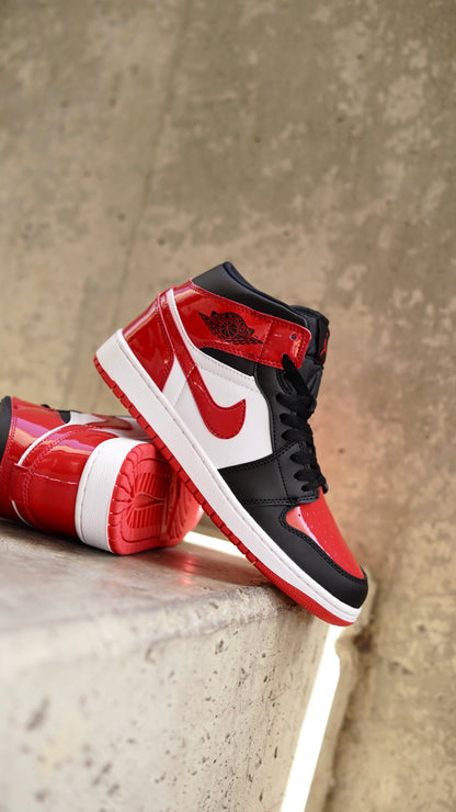 Jordan R1 negra con rojo en charol