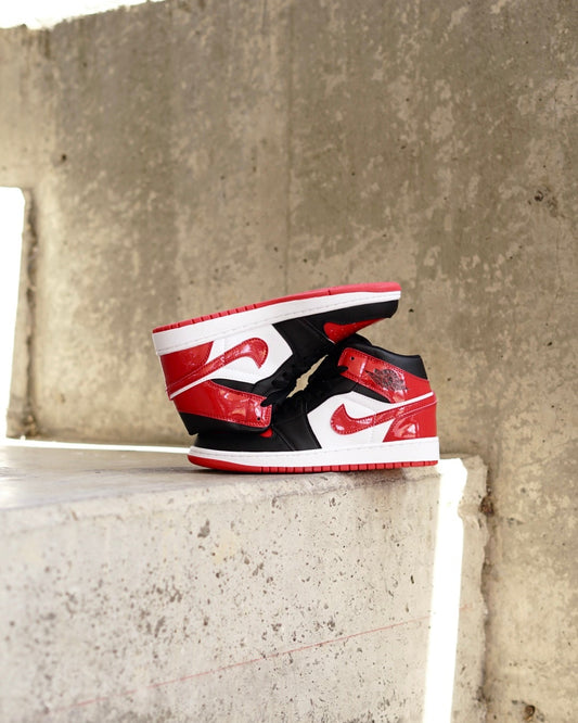 Jordan R1 negra con rojo en charol