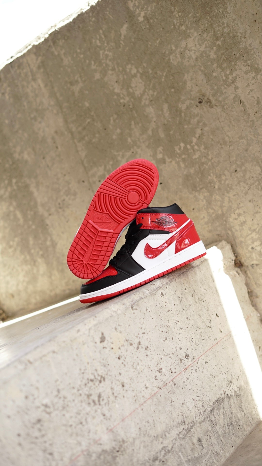 Jordan R1 negra con rojo en charol