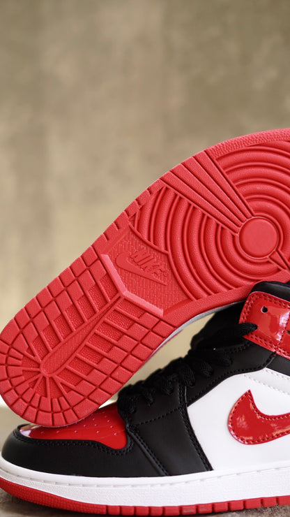 Jordan R1 negra con rojo en charol