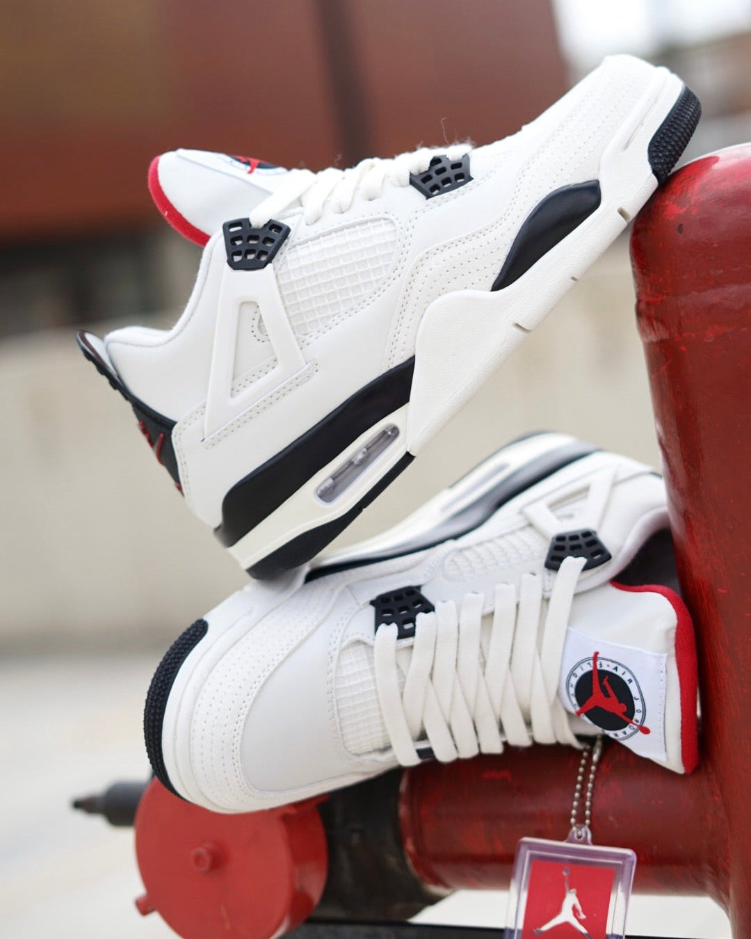 Jordan R4 blanca roja