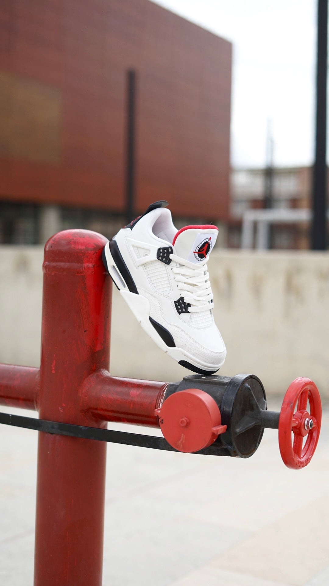 Jordan R4 blanca roja