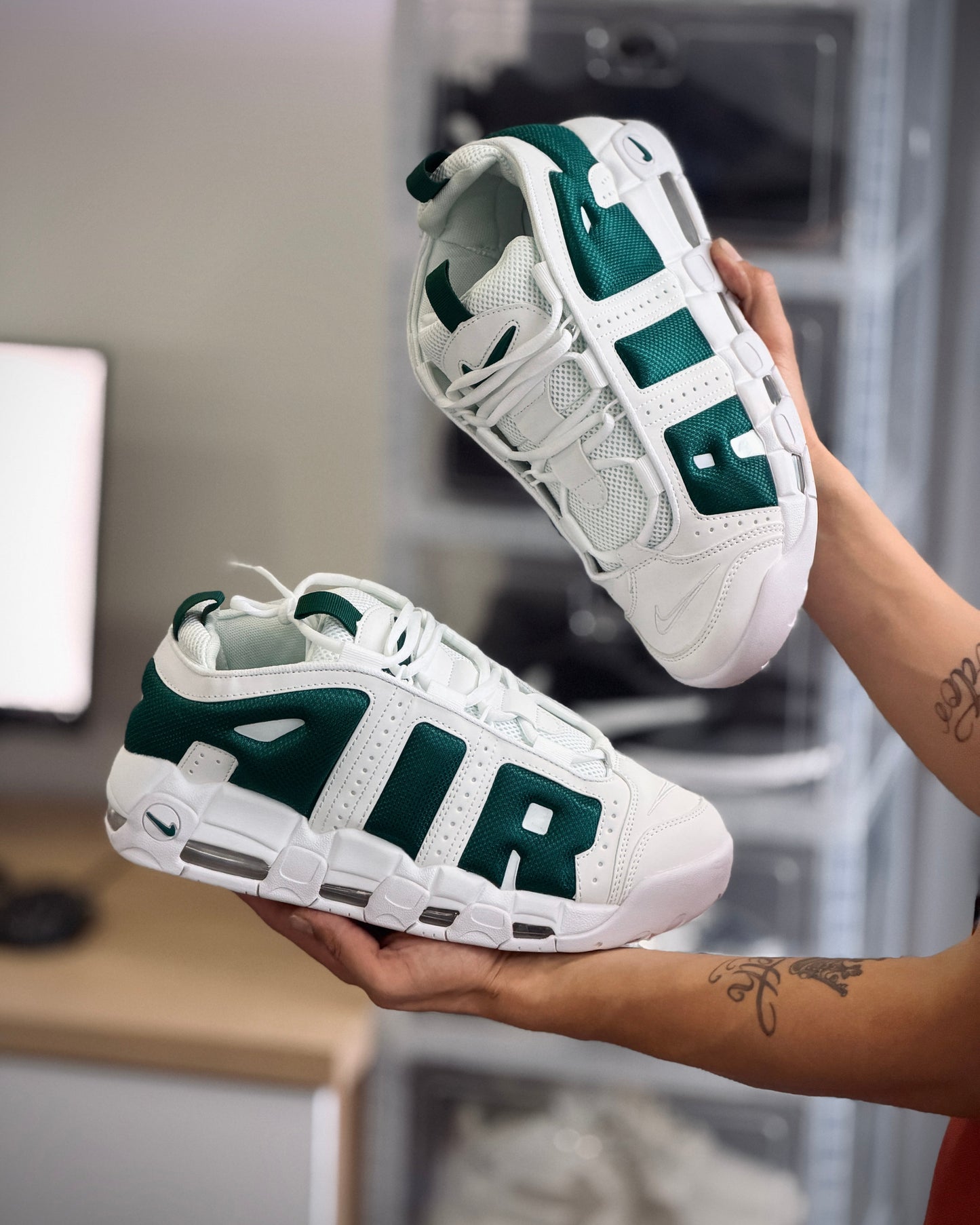 Nike uptempo blanca verde