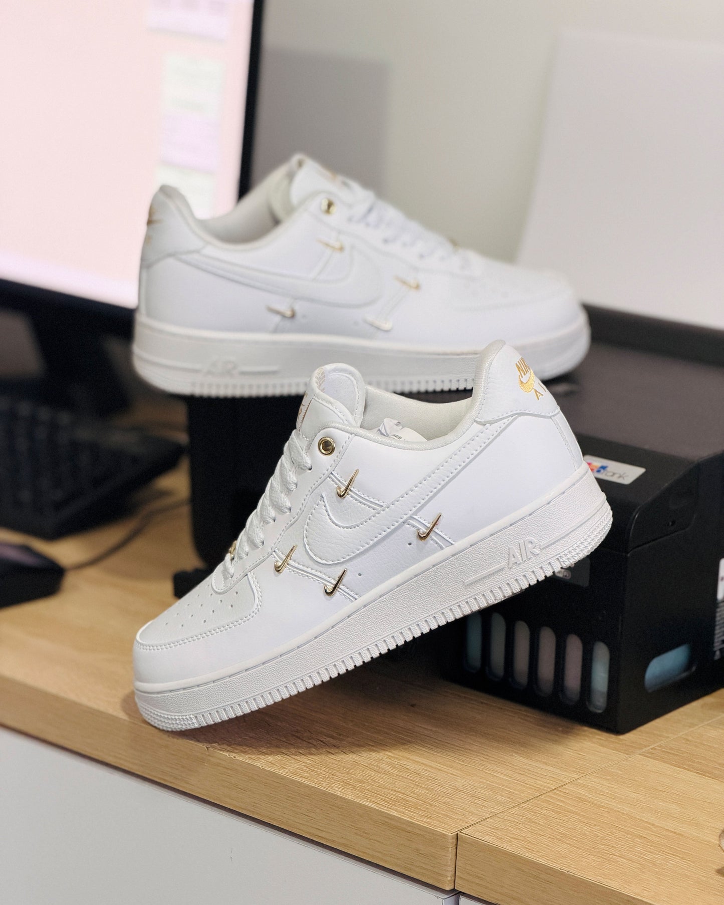 Nike force 1 pair of white