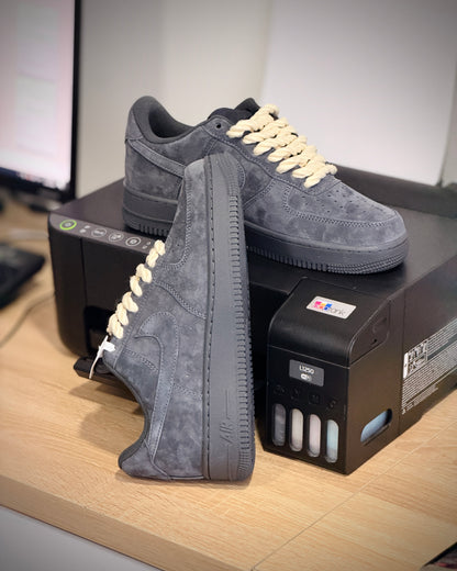 Nike force 1 gamuza gris