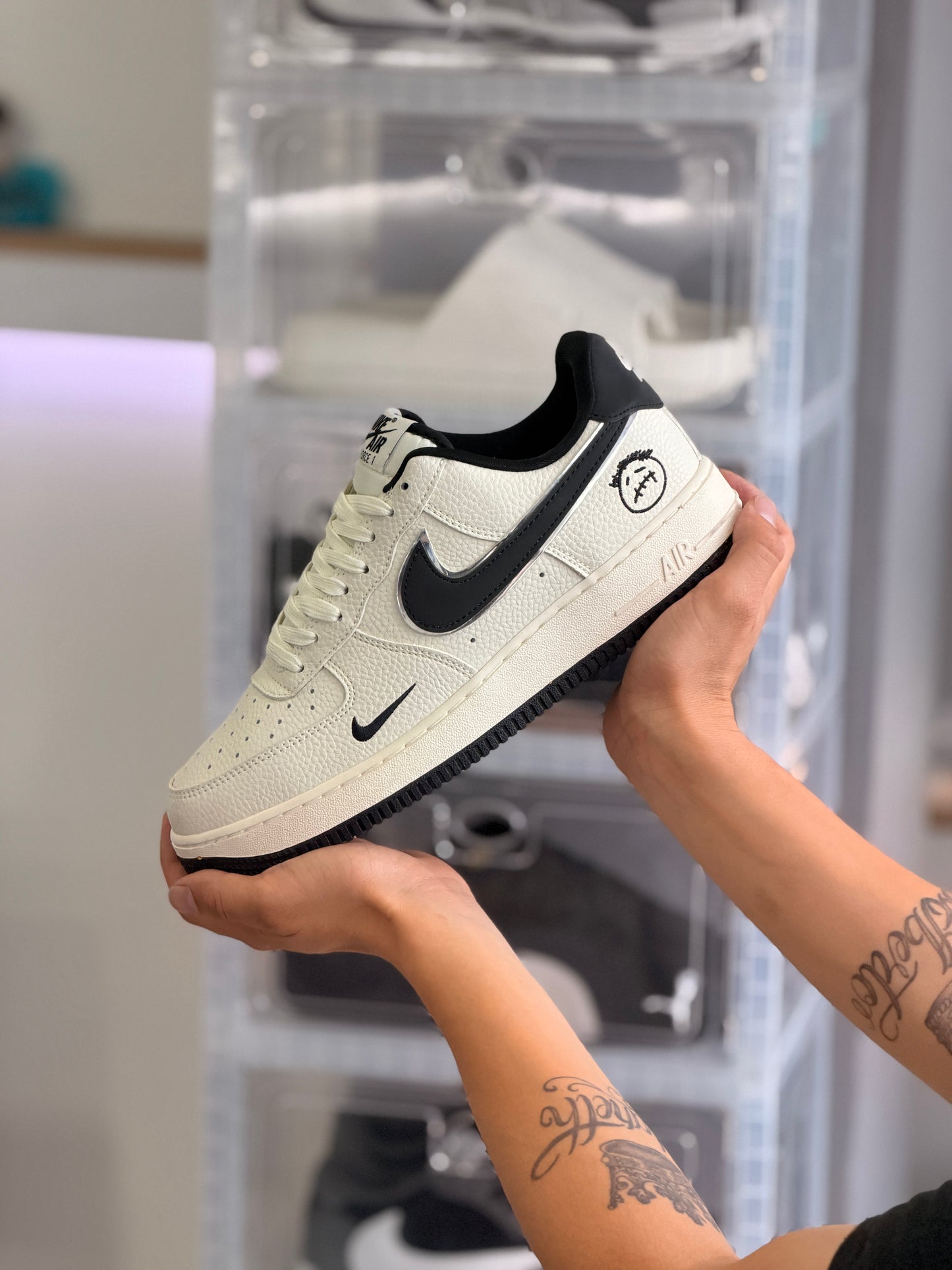 Nike force 1 beige chulo negro