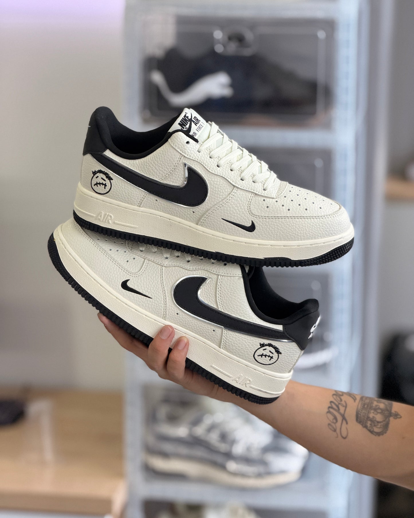 Nike force 1 beige chulo negro
