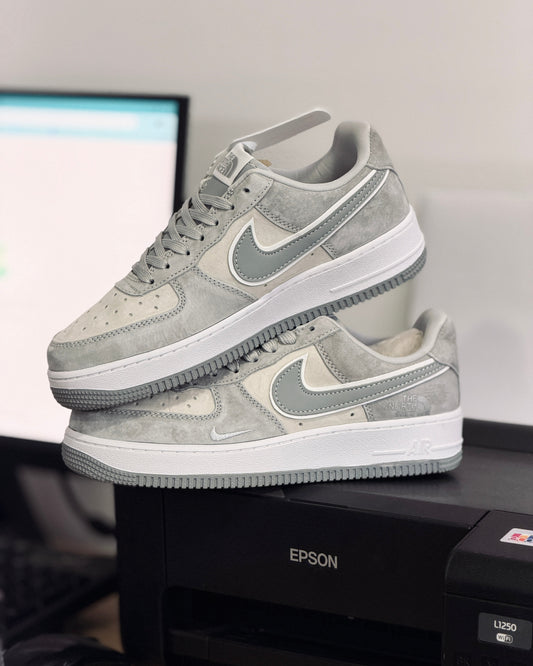 Nike force 1 gris gamuza
