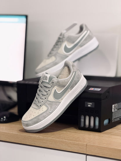 Nike force 1 gris gamuza