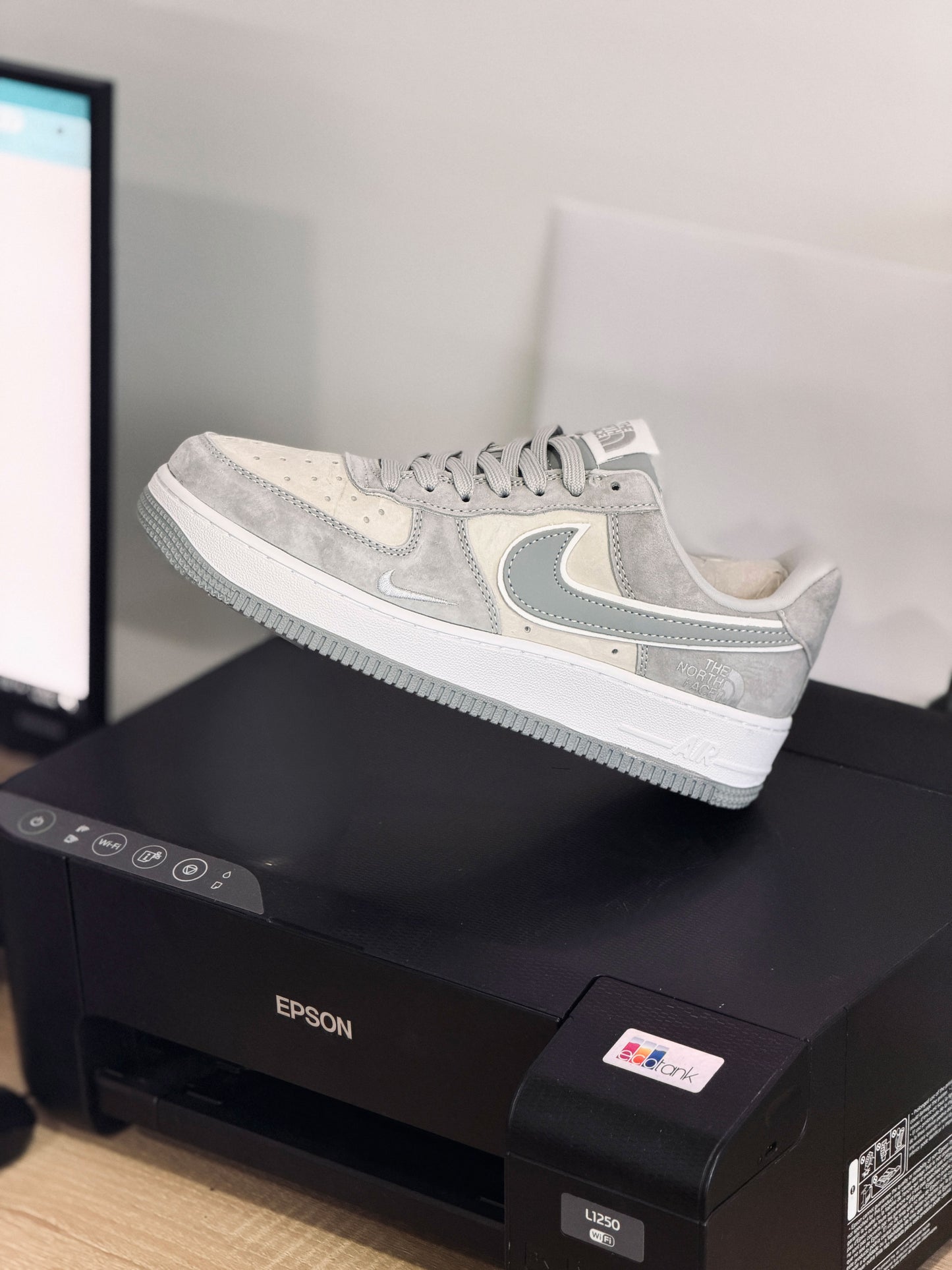 Nike force 1 gris gamuza