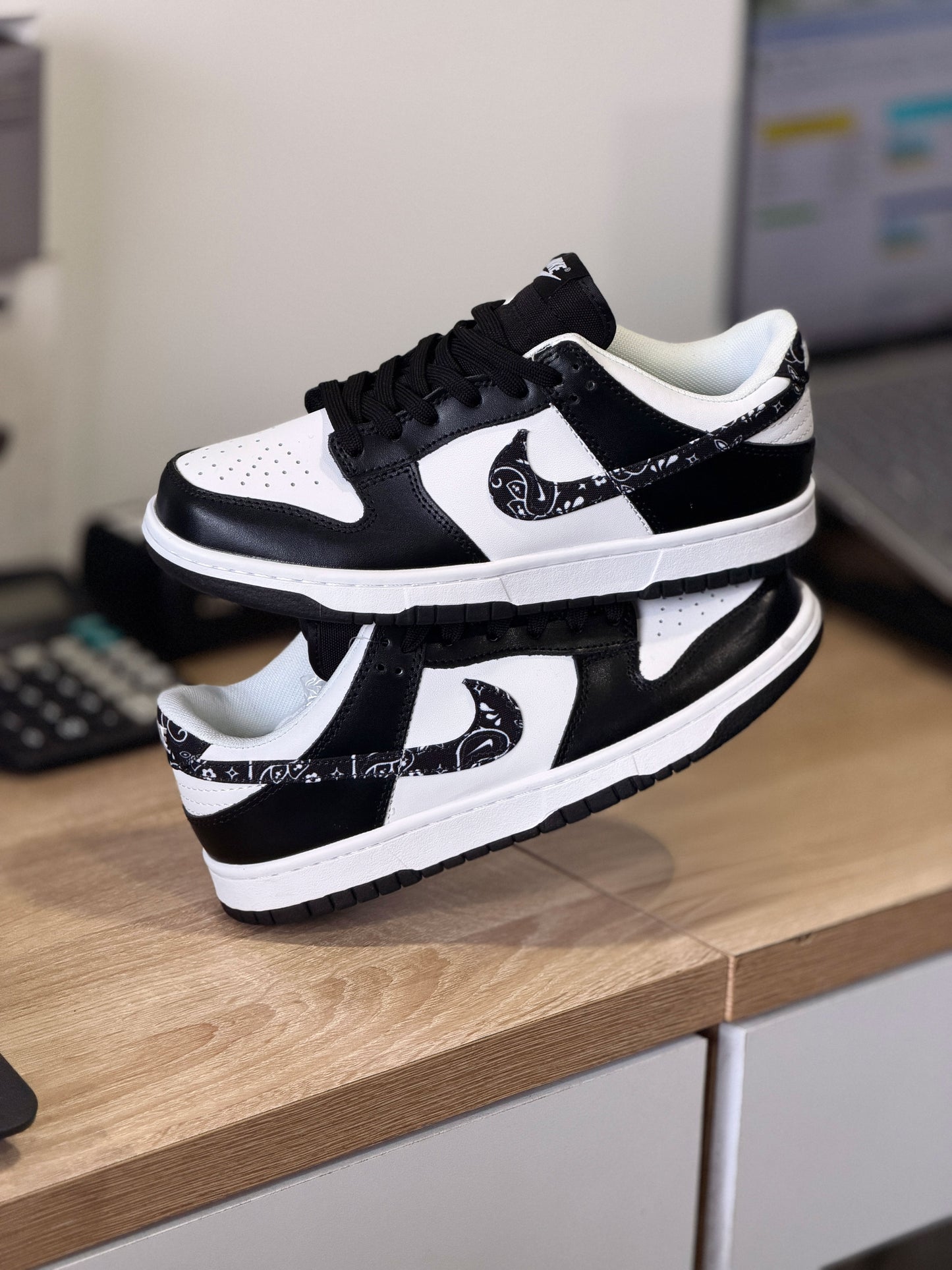 Nike dunk low essential paisley blanco negro