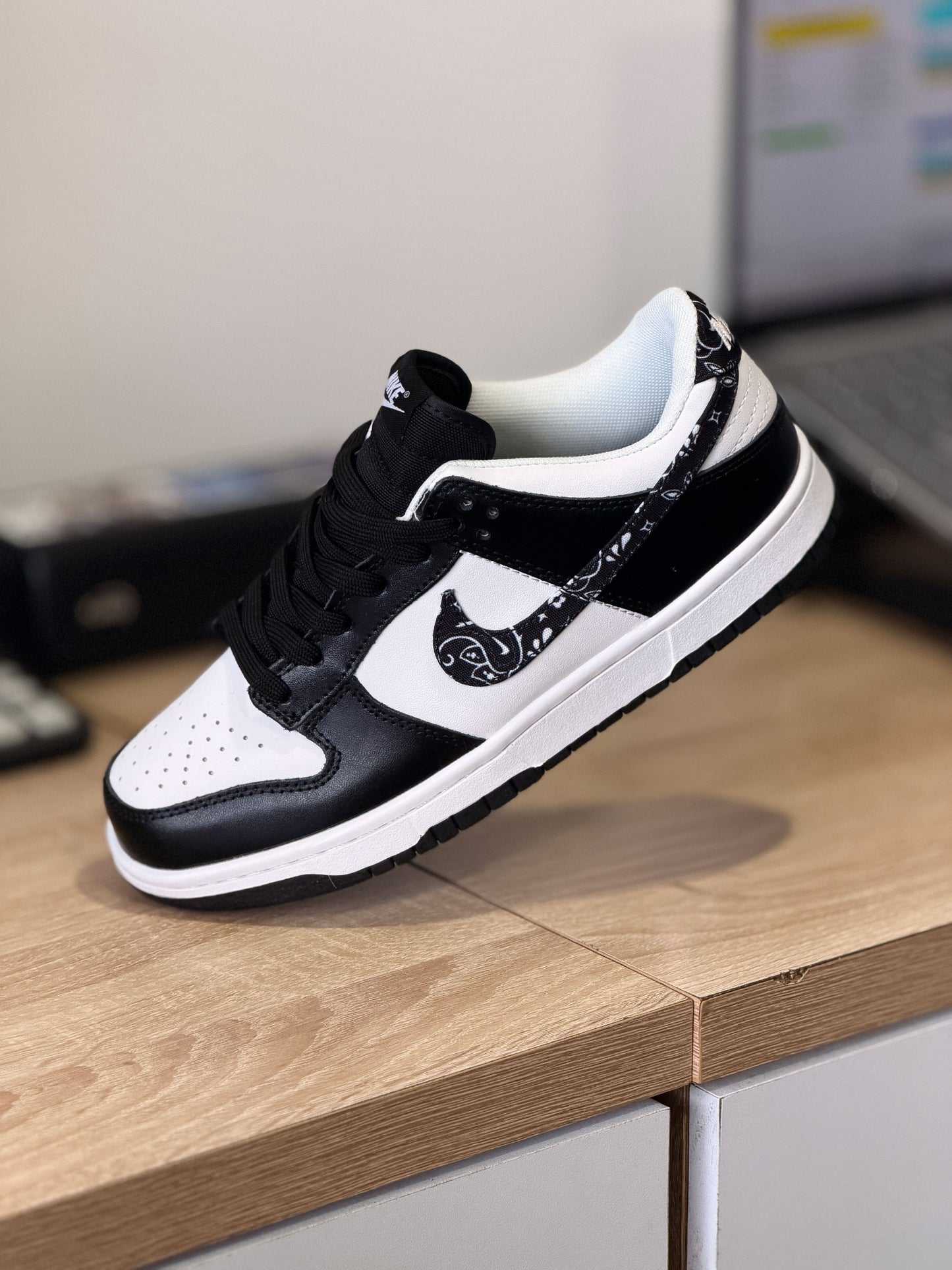 Nike dunk low essential paisley blanco negro