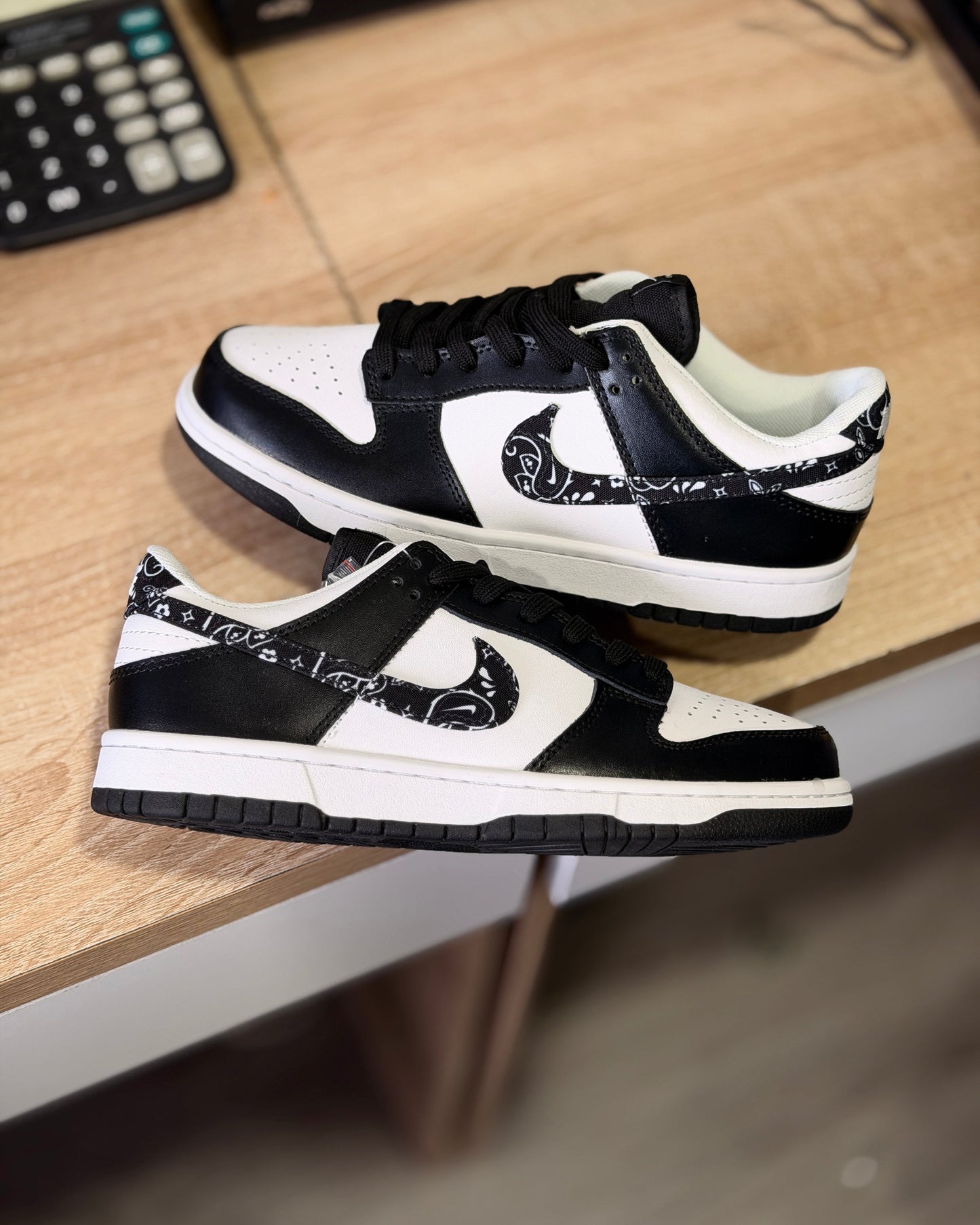 Nike dunk low essential paisley blanco negro