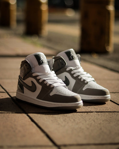 Air Jordan Retro 1 High Charol Gris