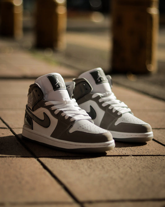 Air Jordan Retro 1 High Charol Gris